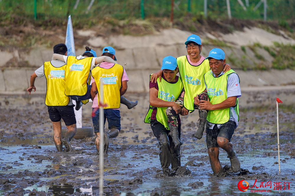 参赛选手在滩涂上进行滩涂救援项目的比赛。人民网 章勇涛摄
