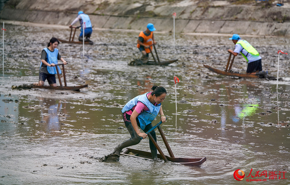 参赛选手在滩涂上进行海马速滑接力。人民网 章勇涛摄