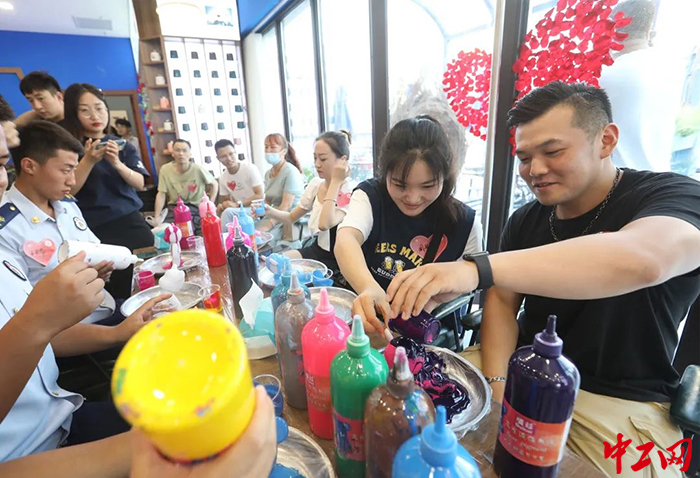 现场男女职工互动环节 冯树风 摄
