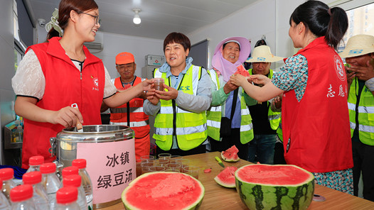 上海闵行工会高温慰问有新意更有心意