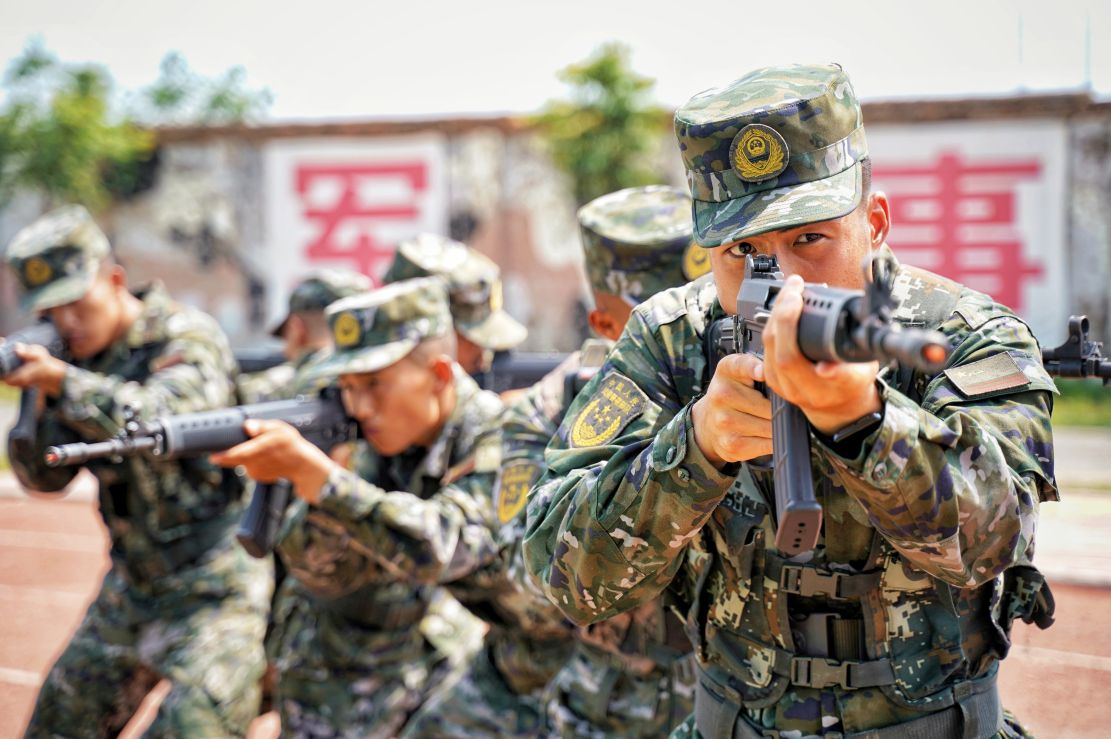 战高温斗酷暑武警陕西总队新兵团夏季练兵掠影