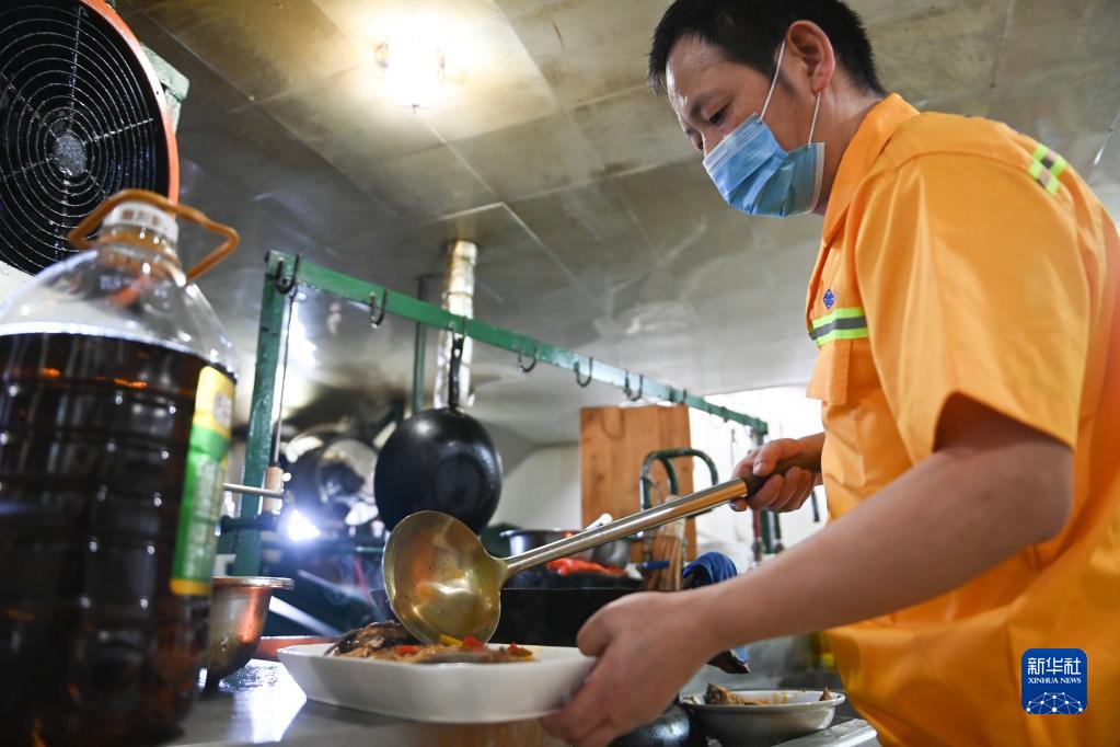 劳动创造幸福——水上移动的“家”：滚装船上的工作与生活 (6)