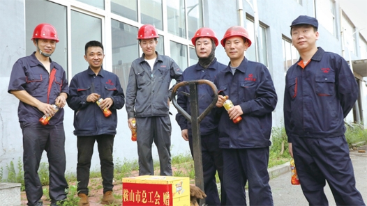 辽宁省、市、区三级工会蹲点组为新建会企业送清凉