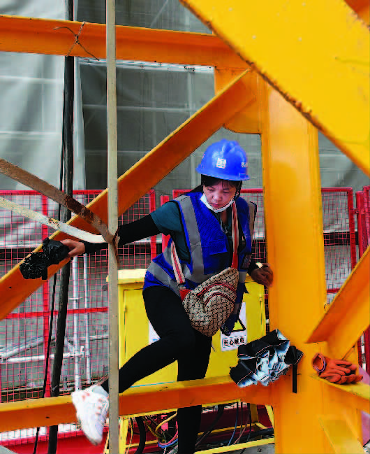 女塔吊司机我的工作离太阳更近