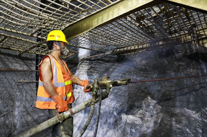 中工网>企业>正文施工人员在隧道掌子面进行风枪作业.