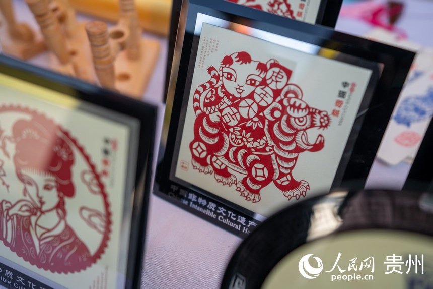 山地生活消费与非遗传承展现场展示的剪纸作品。人民网 涂敏摄
