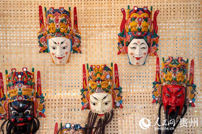 山地生活消费与非遗传承展现场展示的非遗技艺安顺木雕作品。人民网 涂敏摄