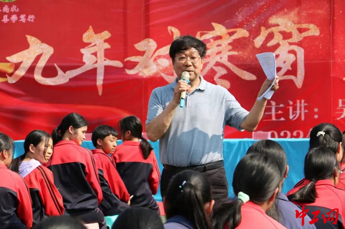 吴万辉在演讲 罗甸一中供图