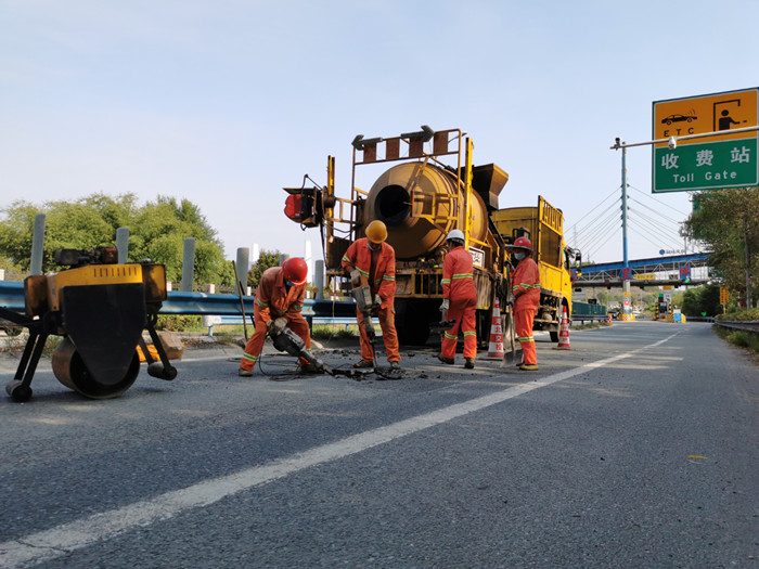 战高温修路忙