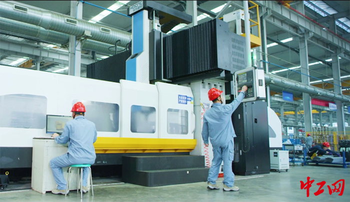 8月29日,在位于山东潍坊的潍柴集团总装车间,工人正在数控操作.