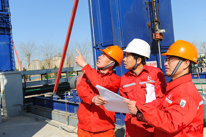 (罗敏波 摄)吕维刚(中间)深入井场指导开发工作 (罗敏波 摄)吕维刚(中间)深入井场指导开发工作