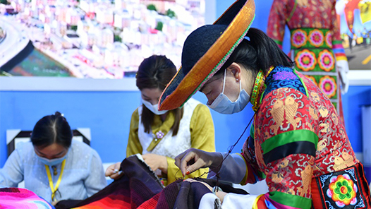 中国这十年·青海｜坚持铸牢中华民族共同体意识 各民族共同团结奋斗、共同繁荣发展