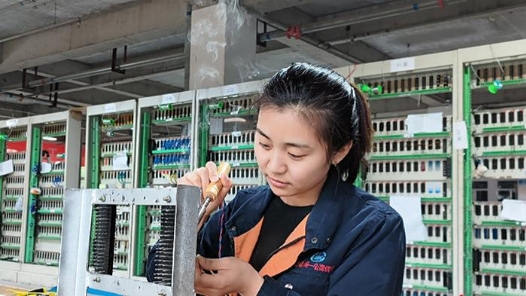 这十年·奋斗在路上丨手握电烙铁的“绣花师”