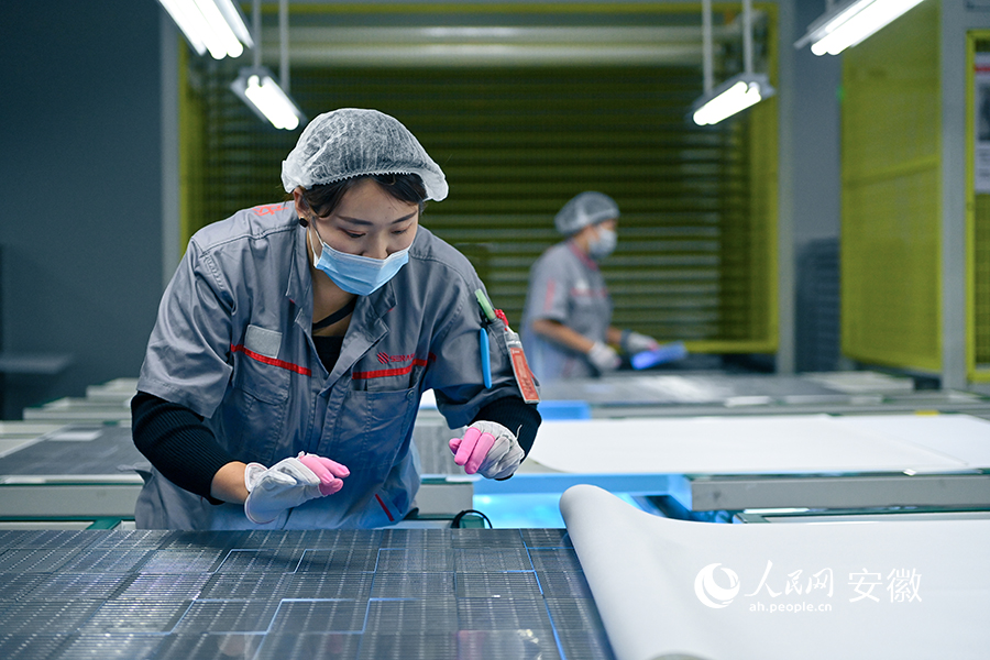 工人在光伏面板生产线作业.人民网记者 苗子健摄