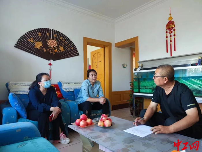 工作人员对困难劳模的实际情况进行进一步核实。 安若璇 摄 工作人员对困难劳模的实际情况进行进一步核实。 安若璇 摄