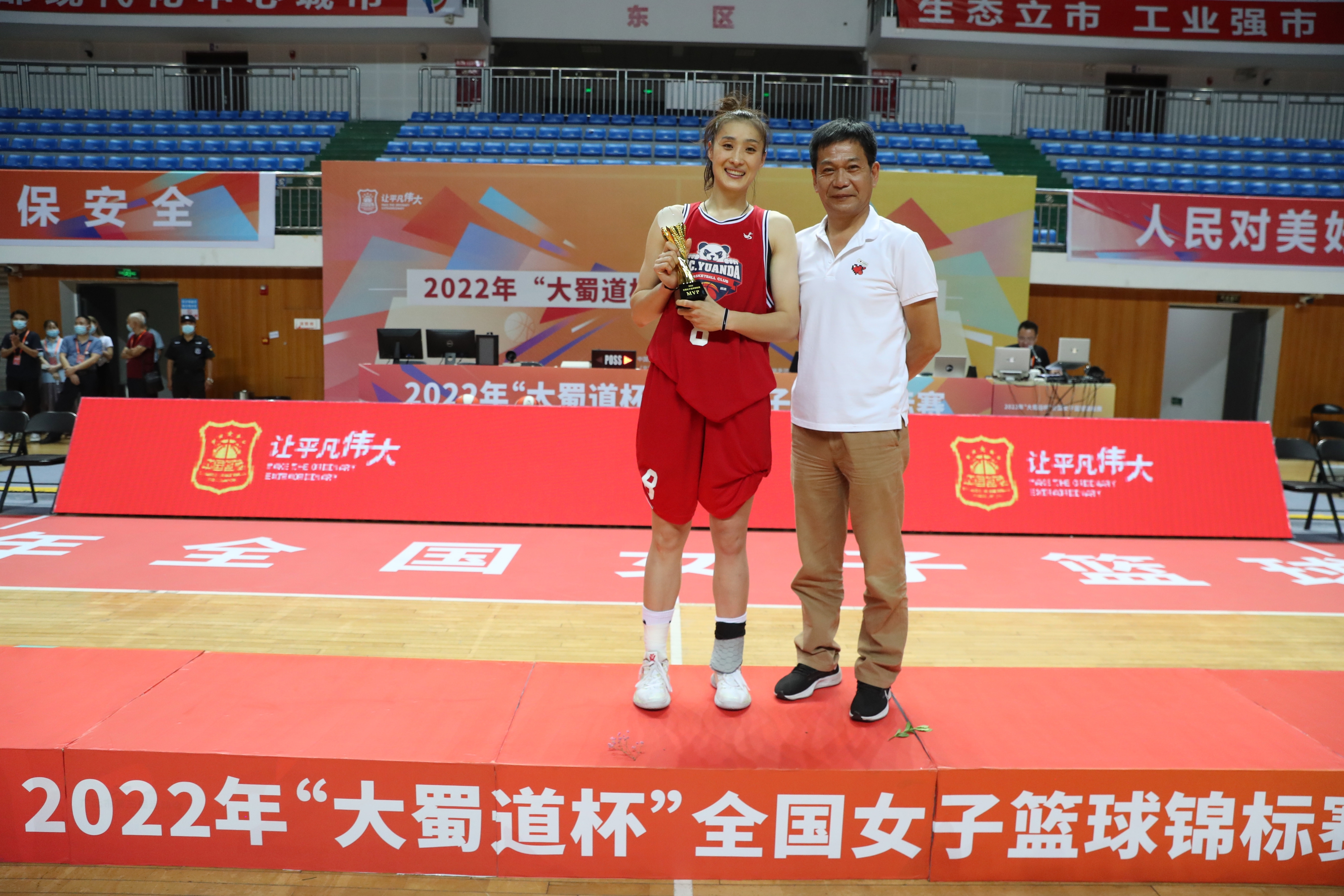 中工网>体育>正文在颁奖仪式上,中国篮协秘书长涂猛为王雪朦颁发mvp