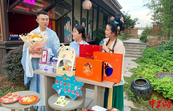 9月8日，西海岸新区总工会依托西海岸“惠众汇”，联合阿朵花屿开展线上主题活动。西海岸新区总工会供图