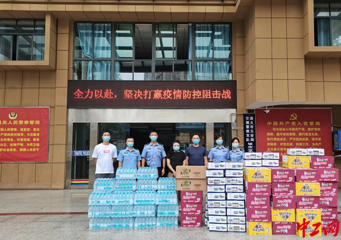 遵义市红花岗区总工会看望慰问战斗在疫情防控一线的干部职工 钱忠闻摄