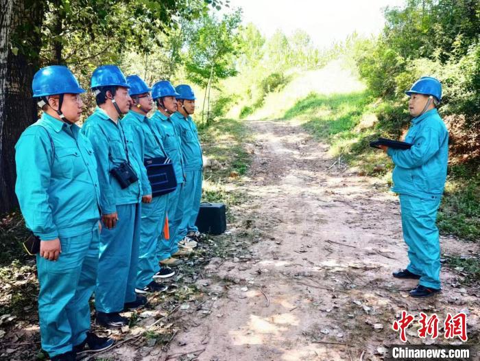 山脚下，班长徐晓斌正带领5名组员召开巡检前班前会。　国网山西省电力公司供图