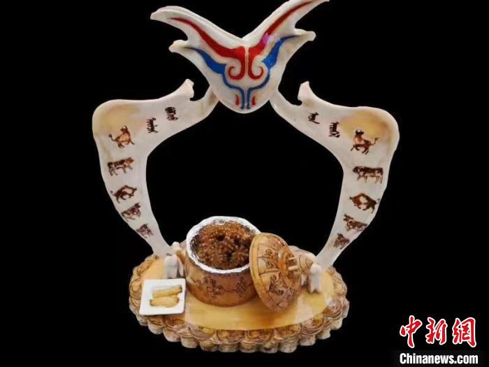 图为刘金才用牛、羊骨制作的蒙餐餐具。　刘金才供图