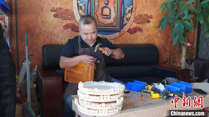 图为刘金才正在制作蒙餐餐具。　刘金才供图