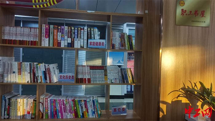 今年，济南市莱芜区总工会又建成15家职工书屋。图为9月14日，莱芜区一家企业的职工书屋场景。莱芜区总工会供图