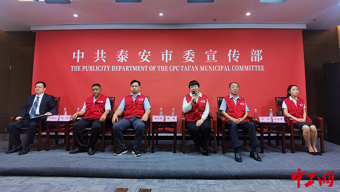 9月14日，泰安市委宣传部举办最美志愿者见面交流会。图为5名最美志愿者现场交流。泰安市委宣传部供图