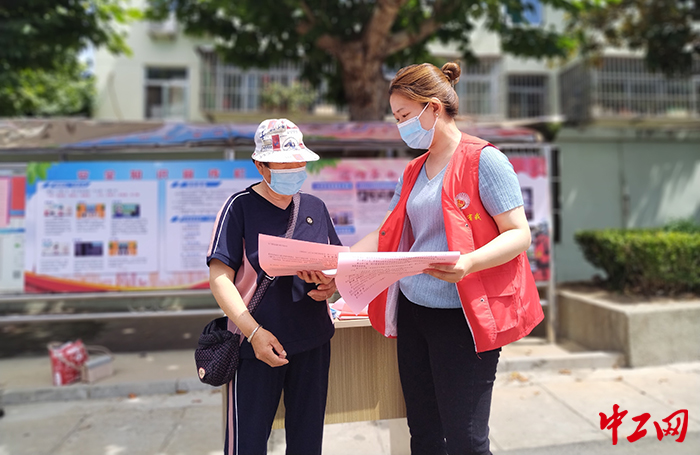 9月18日,驻社区第一书记袁兵给居民进行法律知识宣传.