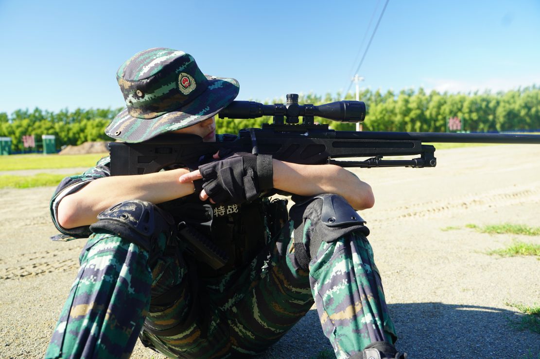 全副武装高度戒备领略武警特战尖兵风采