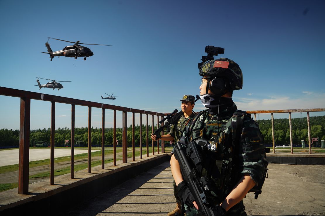 全副武装高度戒备领略武警特战尖兵风采