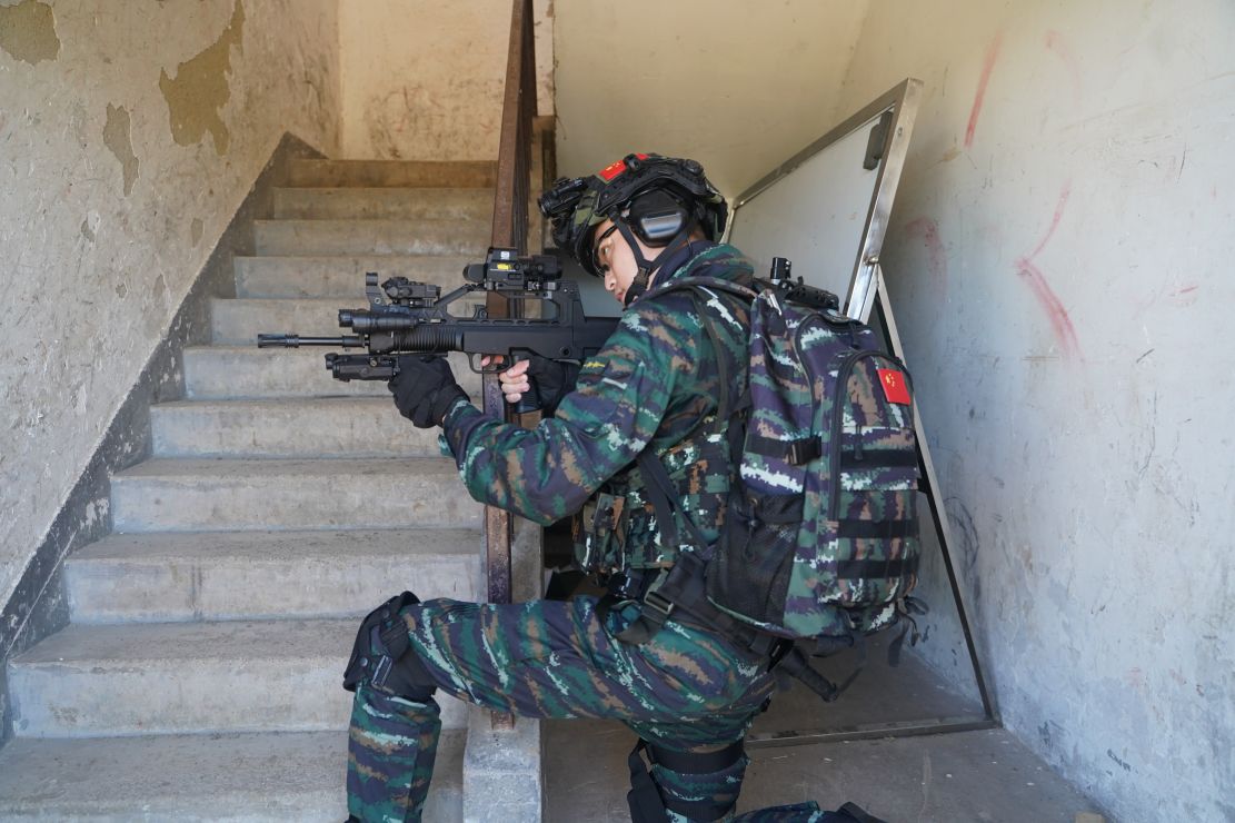 全副武装高度戒备领略武警特战尖兵风采