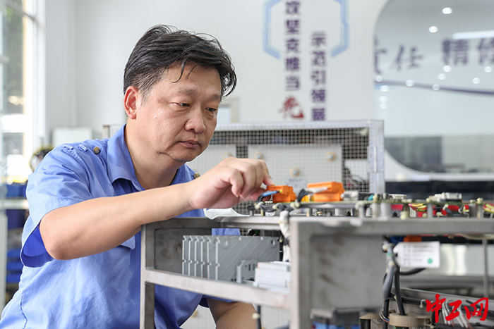 图为陈岗在对设备进行电流数据测量。赵诗霖 摄