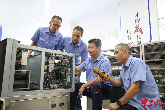 图为陈岗工作室成员在对进行讨论研究。赵诗霖 摄