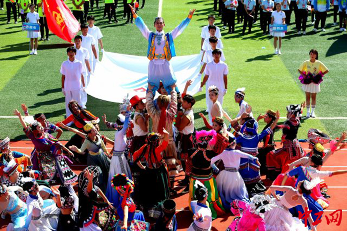 9月21日，第十一届山东省少数民族传统体育运动会在临沂市闭幕。图为闭幕式现场演出。山东省体育局供图