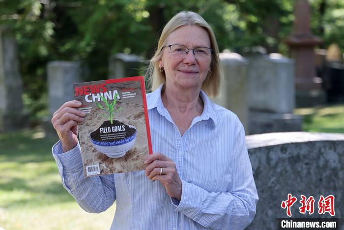 图为8月19日,文美兰在多伦多万柏(Mount Pleasant)墓园家族墓碑前接受采访。 <a target='_blank' href='/'>中新社</a>记者 余瑞冬 摄 图为8月19日,文美兰在多伦多万柏(Mount Pleasant)墓园家族墓碑前接受采访。 <a target='_blank' href='/'>中新社</a>记者 余瑞冬 摄