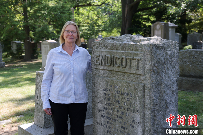 图为8月19日,文美兰在多伦多万柏(Mount Pleasant)墓园家族墓碑前接受采访。 <a target='_blank' href='/'>中新社</a>记者 余瑞冬 摄 图为8月19日,文美兰在多伦多万柏(Mount Pleasant)墓园家族墓碑前接受采访。 <a target='_blank' href='/'>中新社</a>记者 余瑞冬 摄