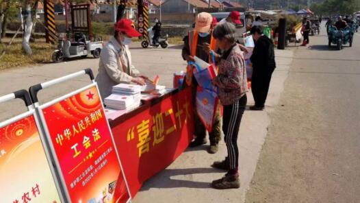 河北省隆化县总工会开展法律赶集普法宣传活动
