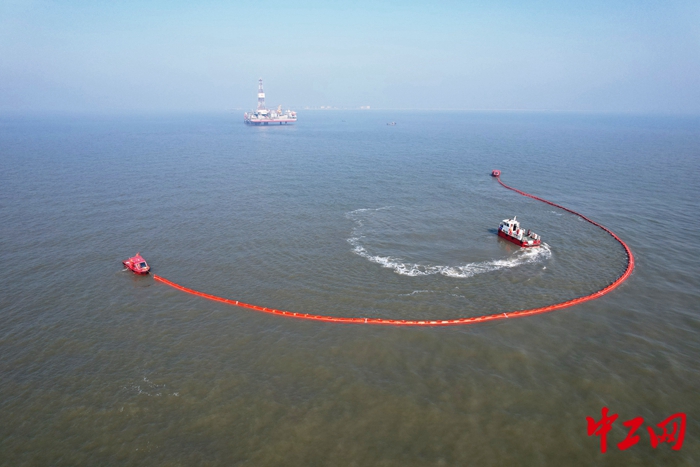 2-拖带围油栏。 2-拖带围油栏。