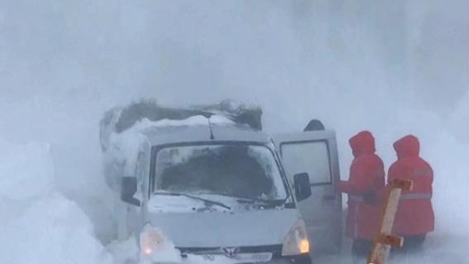 中国梦·大国工匠篇 新疆行 | “风吹雪”中挽救生命！巴图散：保障旅客从玛依塔斯路段安全通过