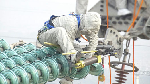 中国梦·大国工匠篇 | 闫旭东：奋战在高压线上的勇者