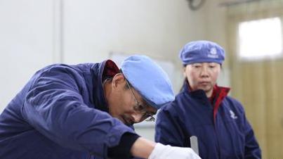 中国梦·大国工匠篇 | “池一刀”传奇：在航天火药上雕刻，生命系于毫厘之间