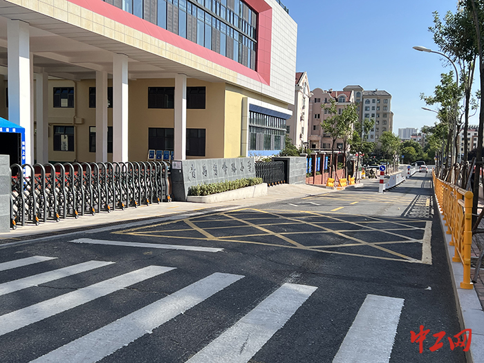 今年9月，李沧区秀峰路小学启用后道路照片 李沧交警大队供图