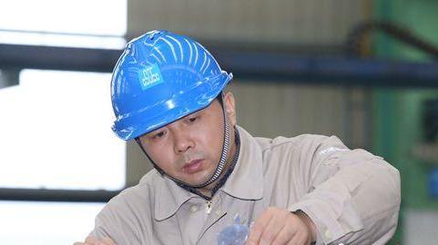 中国梦·大国工匠篇｜从门外汉到专业能手 梁飞24年“焊铸”工匠精神