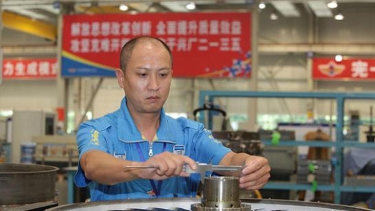 中国梦·大国工匠篇｜战机“心脏手术师”罗卓红