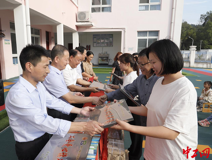 2.9月27日，安庆市总工会向太湖县汤泉乡中心幼儿园赠书，沈弘艺 摄