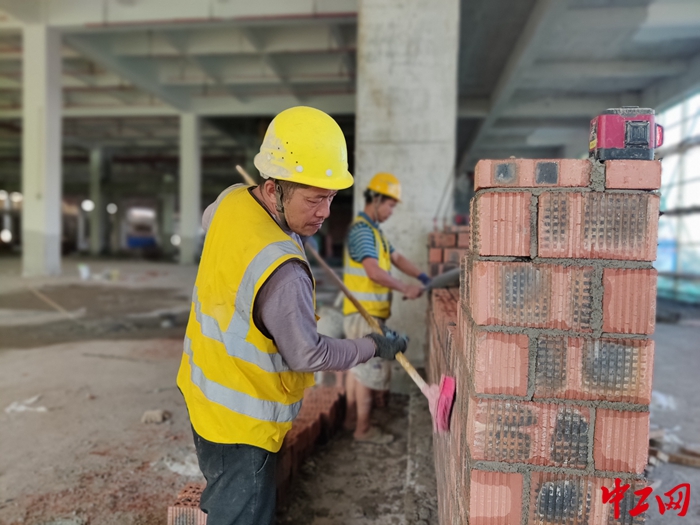 9月29日上午，民生物流项目的工人正在砌体施工。中建八局四公司 供图