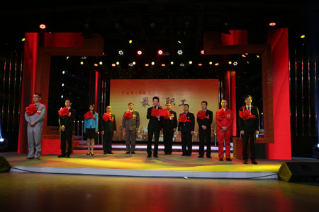 主持人任鲁豫朗读艺术家为最美职工敬赠的诗词及楹联