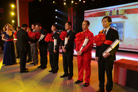 全国劳模李斌为10位最美职工颁发荣誉证书