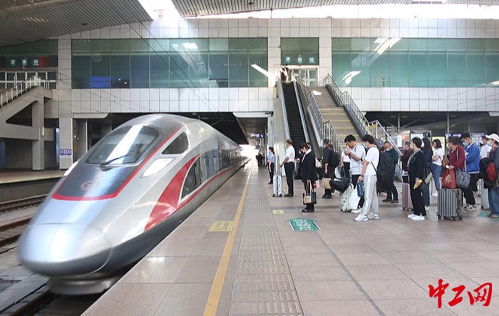 9月29日，济南火车站，准备出行的旅客正在候车。济南铁路局供图