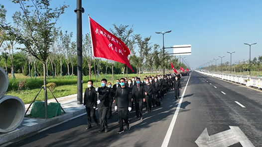 山东省武城县2400名职工群众参加健步走活动